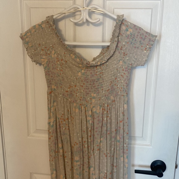NWT smocked bodice maxi dress, gray and floral print. - Picture 4 of 8